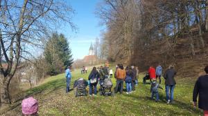 Viele junge Familien waren mit ihren Kindern der Einladung vom Frauenbund zum Emmausgang am Ostermontag in Rainertshausen gefolgt.